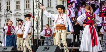 Hrad Bouzov, pivovar Litovel a Festival olomouckých syrečkov