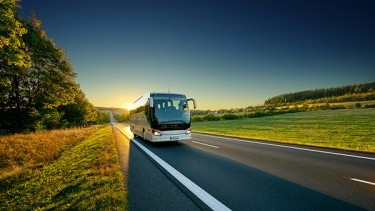 Kedy je lepšie vyraziť na dovolenku letecky a kedy autobusom?