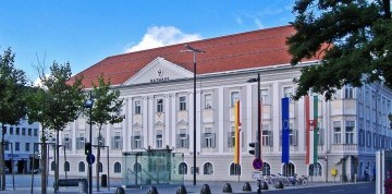 Najkrajšie stavby sveta a tyrkysové jazero Wörthersee