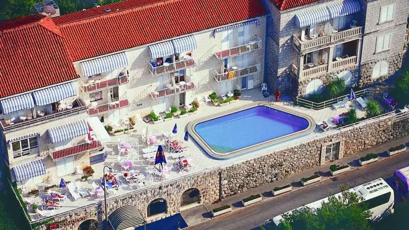 Komodor Hotel  3*