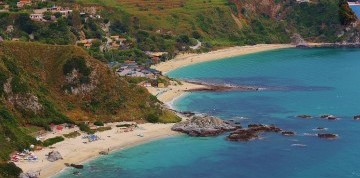 Tropea - exotická pláž pod historickým mestom